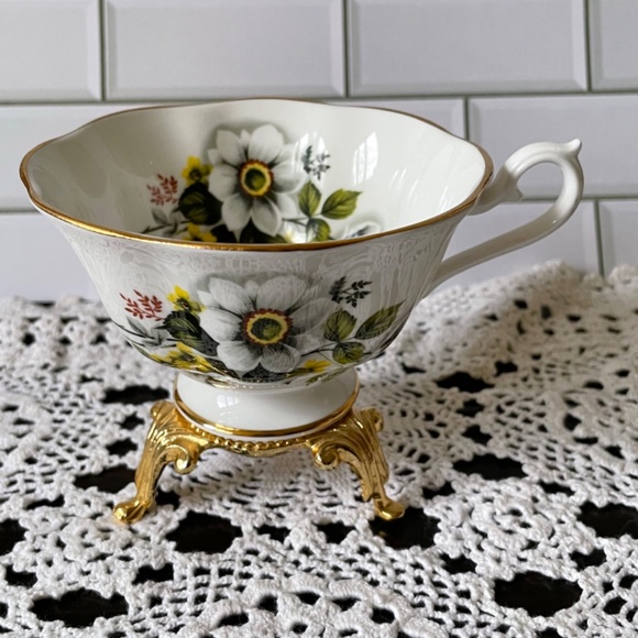 Royal Albert Tea Cup and Saucer White Dogwood Yellow Flower and green leave Bone - Picture 5 of 12